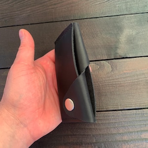 Portafoglio-portacarte minimalista in pelle, dal design unico, realizzato a mano, che garantisce la durevolezza del prodotto.