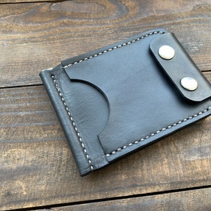 Una estupenda cartera tarjetero con 4 ranuras para tarjetas y un clip para billetes. En el cierre. Con personalización gratuita.