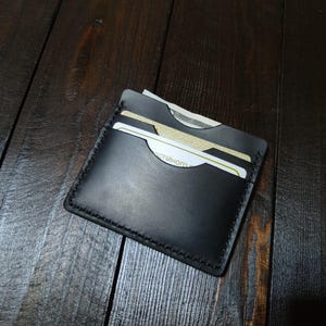 Porta-cartões de couro masculino feito de couro genuíno "Crazy Horse". Costurada à mão, essa costura é muitas vezes mais confiável do que costurada à máquina.