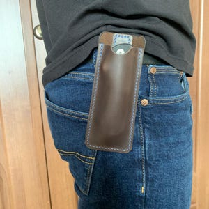 Funda de cuchillo hecha a mano en piel auténtica con clip.