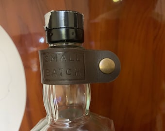 Leder Flaschenanhänger, Benutzerdefinierte kleine Nietanhänger, personalisierte Lederanhänger, handgefertigter Anhänger