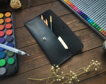 Case for fountain pens, pencils, felt-tip pens. Leather holder for pens. A leather case for pens is an ideal solution for storing pens.