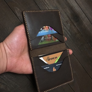 Cartera de cuero horizontal de 6 bolsillos - cuero natural. Cartera bifold, cartera de cuero hecha a mano, cartera personalizada, cartera para hombres, regalo de padrinos