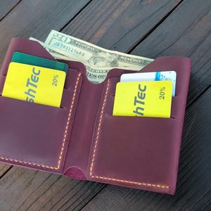Carteira masculina minimalista, carteira de couro com uma condição prejudicial, carteira de couro, carteira de couro fina, carteira de couro minimalista. Presente para padrinhos.