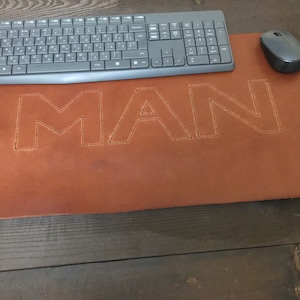 Personalisieren Sie flache kleine große Leder-Tischmatten, Muttertagsgeschenk, Geburtstagsgeschenk, Schreibtischunterlage, Leder-Tischmatte, Mauspad und Laptop-Matte. Gestickte Buchstaben