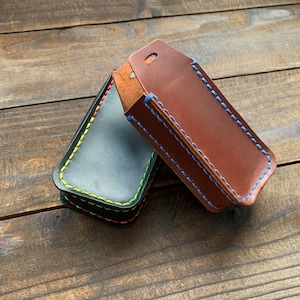 Un étui en cuir qui convient à la fois pour les couteaux et pour tout autre objet que vous souhaitez protéger, et en plus pour plus de commodité.