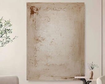 Puede incluir: Una gran pintura abstracta con fondo beige y detalles marrones. La pintura tiene una superficie texturizada y un aspecto desgastado.