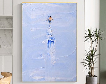 Könnte beinhalten: Abstrakte Malerei einer Person im blauen Wasser, mit weißen Pinselstrichen, die ein Gefühl von Bewegung und Tiefe erzeugen.
