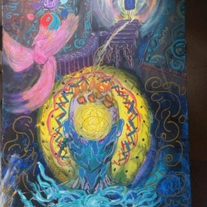 Könnte beinhalten: Abstrakte Malerei mit einem himmlischen Thema. Eine Figur hält eine leuchtende Kugel, umgeben von wirbelnder blauer und gelber Energie. Eine rosa geflügelte Form und eine Treppen steigende Figur sind ebenfalls dargestellt.