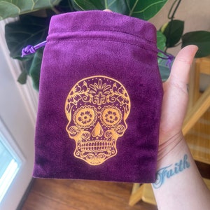 Bolsa roxa caveira, bolsa de 5" x 7", bolsa com cordão, bolsa de lembrança, bolsa de cristal, bolsa de cartão oráculo, bolsa de cartão de meditação, presente metafísico, presente