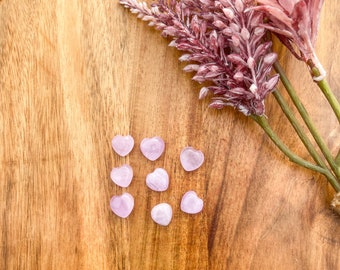 Mini cuori di kunzite: cristallo curativo per il chakra del cuore