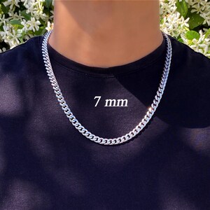K&ouml;nnte beinhalten: Eine silberne Kettenkette im Curb-Link-Stil. Die Kette ist 7 mm breit.