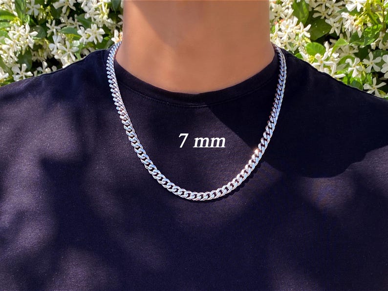 K&ouml;nnte beinhalten: Eine silberne Kettenkette im Curb-Link-Stil. Die Kette ist 7 mm breit.