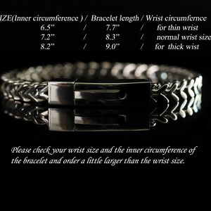 Puede incluir: Un brazalete de plata con cierre de broche. El brazalete se muestra sobre un fondo negro. El texto de la imagen dice: "SIZE(Inner circumference) / Bracelet length / Wrist circumfernce 6.5" / 7.7" / for thin wrist 7.2" / 8.3" normal wrist size 8.2" / 9.0" / for thick wist Please check your wrist size and the inner circumference of the bracelet and order a little larger than the wrist size."