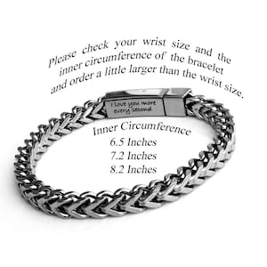Puede incluir: Pulsera de cadena plateada con un cierre que dice "I love you more every second". La pulsera se muestra plana con las medidas de circunferencia interior indicadas: 6,5 pulgadas, 7,2 pulgadas y 8,2 pulgadas.