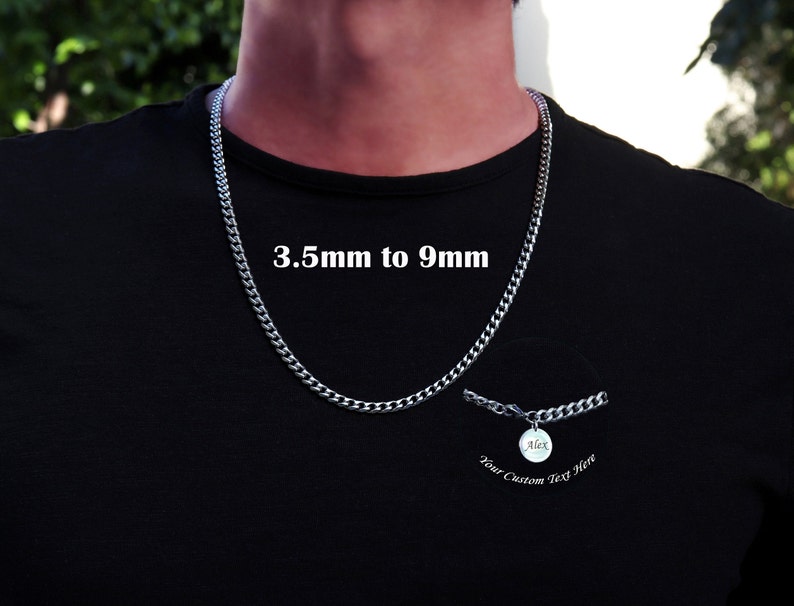 K&ouml;nnte beinhalten: Eine silberne Kettenkette mit einem runden Anh&auml;nger, auf dem "Alex" und "Ihr individueller Text hier" steht. Die Kette ist 3,5 mm bis 9 mm dick.