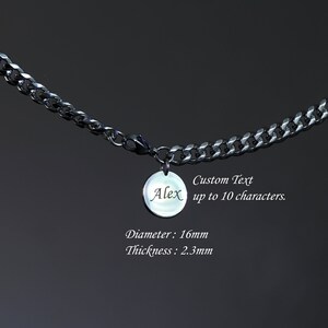 K&ouml;nnte beinhalten: Eine silberne Curb-Kette mit einem runden Anh&auml;nger. Der Anh&auml;nger ist mit dem Namen "Alex" graviert. Benutzerdefinierter Text bis zu 10 Zeichen. Durchmesser: 16 mm. Dicke: 2,3 mm.