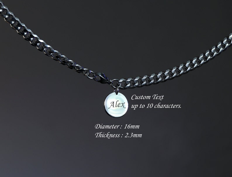 K&ouml;nnte beinhalten: Eine silberne Curb-Kette mit einem runden Anh&auml;nger. Der Anh&auml;nger ist mit dem Namen "Alex" graviert. Benutzerdefinierter Text bis zu 10 Zeichen. Durchmesser: 16 mm. Dicke: 2,3 mm.
