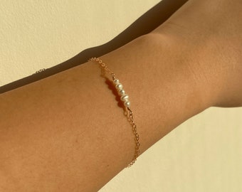 Pearl and Gold Bracelet / Gold Filled Bracelet / Pearl Bracelet / Pearl Jewelry / Gold Chain / Gold Jewelry / Jewellery / Gift