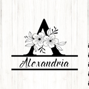 Könnte beinhalten: Schwarz-weißes Blumenmuster mit dem Buchstaben A und dem Namen Alexandria darunter.