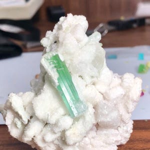 レピドライト鉱物標本付きトルマリン、トルマリン結晶