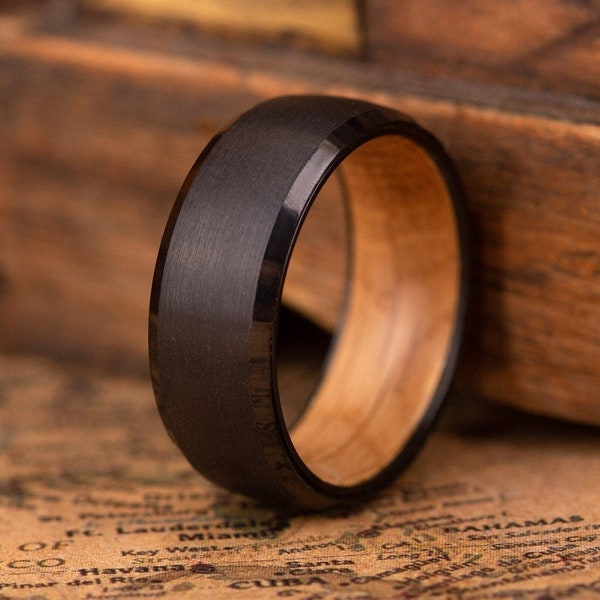 Whiskey-Fass-Ring für Mann, Verlobungsring aus Holz, Ehering aus schwarzem Wolfram und Holz, einzigartiger Ehering für Mann, Whiskey-Fass-Ring