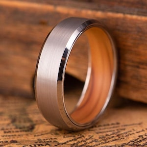 Herrvigselring i silver — Träring i whiskyfat, minimalistisk volframring — TAKUMI