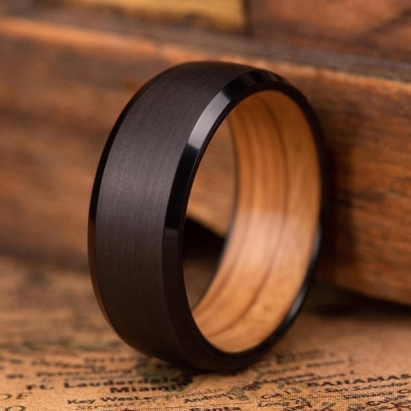 Anello da uomo a forma di botte di whisky — Fede nuziale in legno di tungsteno nero, anello di fidanzamento in legno — TAKUMI