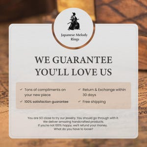 Puede incluir: Gr&aacute;fico promocional para "Japanese Melody Rings" con un logotipo de samur&aacute;i. El texto dice "WE GUARANTEE YOU'LL LOVE US" con vi&ntilde;etas sobre cumplidos, satisfacci&oacute;n, devoluciones y env&iacute;o gratuito. El fondo es una superficie de madera.