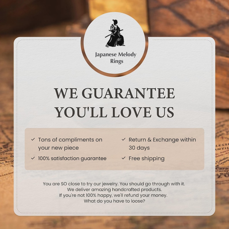 Puede incluir: Gr&aacute;fico promocional para "Japanese Melody Rings" con un logotipo de samur&aacute;i. El texto dice "WE GUARANTEE YOU'LL LOVE US" con vi&ntilde;etas sobre cumplidos, satisfacci&oacute;n, devoluciones y env&iacute;o gratuito. El fondo es una superficie de madera.