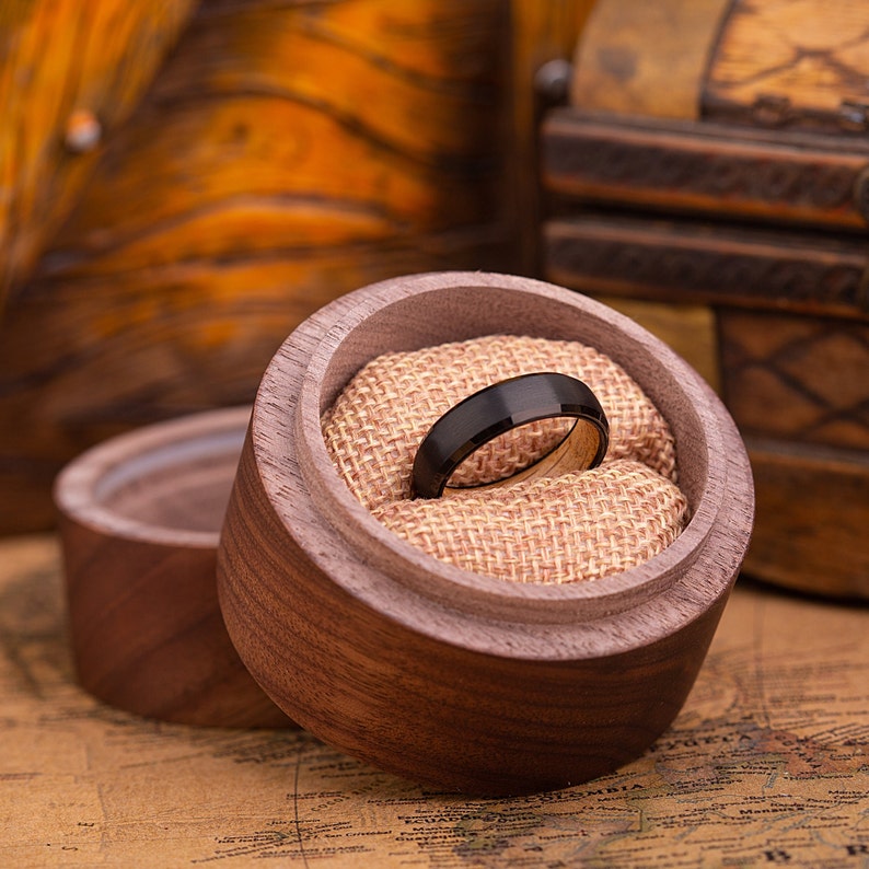 Anello in legno di tungsteno nero, fede nuziale maschile, anello in fibra di carbonio con manica interna in legno, anello in titanio, regalo per lui, anello anniversario immagine 2
