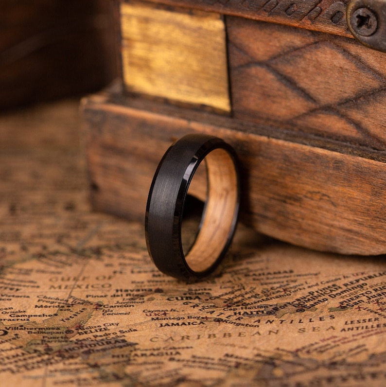 Anello in legno di tungsteno nero, fede nuziale maschile, anello in fibra di carbonio con manica interna in legno, anello in titanio, regalo per lui, anello anniversario immagine 1