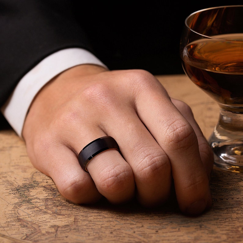 Anello in legno di tungsteno nero, fede nuziale maschile, anello in fibra di carbonio con manica interna in legno, anello in titanio, regalo per lui, anello anniversario immagine 9