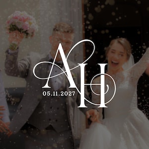 Puede incluir: Un gráfico de boda que presenta las grandes letras monograma AH en blanco con remates entrelazadas con elegantes adornos. Debajo de las letras, la fecha 05.11.2027 está impresa en una fuente sans-serif blanca y limpia. Sobre una imagen borrosa.