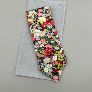 Men’s Necktie - Bright Blooms