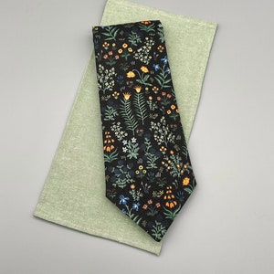 Men&#39;s Necktie - Wispy Wildflowers on Black