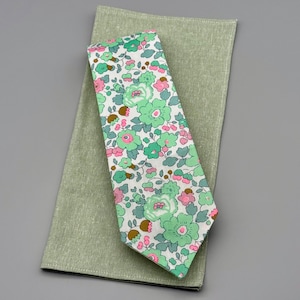 Men&#39;s Necktie - Beaming Blossoms