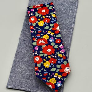 Men’s Necktie - Prominent Petals