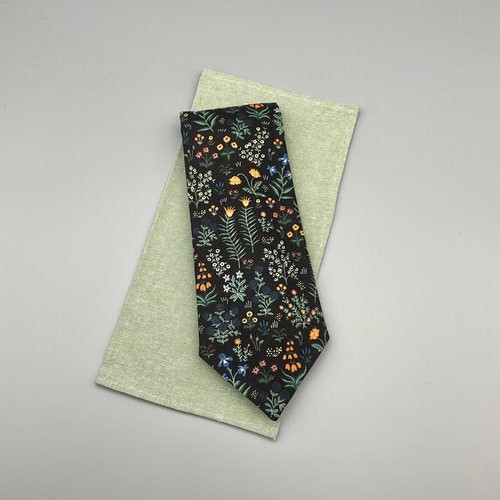 Corbata de hombre floral hecha a mano - Delicadas flores silvestres sobre fondo negro
