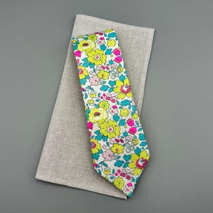 Men&#39;s Necktie - Bright Blossoms