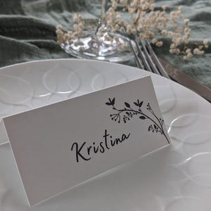 Florale Tischkarten Hochzeit – Namenskarten mit Blumenmuster – Verspielte Platzkarten mit Kalligrafie – Personalisierbar, personalisiert
