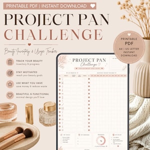 Könnte beinhalten: Ein druckbarer Project Pan Challenge Beauty-Inventar- und Nutzungs-Tracker. Das Design enthält den Text "Project Pan Challenge" und "Beauty Inventory & Usage Tracker". Das Bild zeigt auch Make-up-Pinsel, Kosmetika und eine Vase mit getrockneten Blumen.