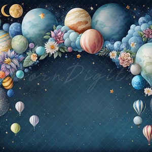 Puede incluir: Ilustración en acuarela de temática celestial con planetas, estrellas y globos aerostáticos. La imagen presenta un fondo azul oscuro con un patrón de cuadrícula y un arco decorativo de planetas y flores.