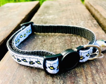 Collar para gato con forma de araña, ajustable con cierre de seguridad, cascabel y dijes opcionales, blanco y negro