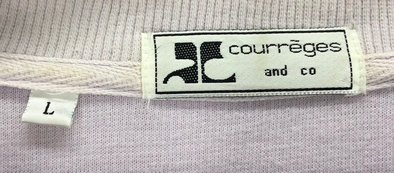 Puede incluir: Una etiqueta blanca con texto negro que dice "courr&egrave;ges and co". La etiqueta tiene un logotipo negro con las letras "C" y "C" entrelazadas.