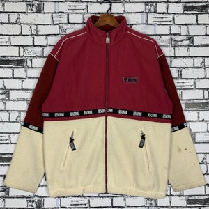 Puede incluir: Una chaqueta de forro polar roja y blanca con cierre de cremallera. La chaqueta tiene un logotipo negro que dice "Beschwa" en la parte delantera. La chaqueta tiene una banda negra alrededor de la parte inferior con la palabra "Beschwa" repetida varias veces.