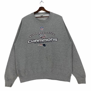 Vintage New England Patriots Sweatshirt Spellout Super Bowl Champions New England Patriots Football Pullover Size XLarge.
