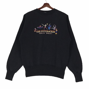 Puede incluir: Sudadera negra con un diseño bordado de colores de bailarines de El Cascanueces del Ballet Kirov.