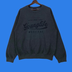 Vintage Woodleaf A Young Life Camp Sweatshirt Spellout Young Life Camp Woodleaf Pullover Pullover mittlerer Größe Vintage Sweatshirt.