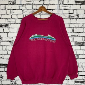Puede incluir: Una sudadera color granate con un gráfico de montañas y un lago con el texto "TUOLUMNE MEADOWS" impreso en la parte delantera.